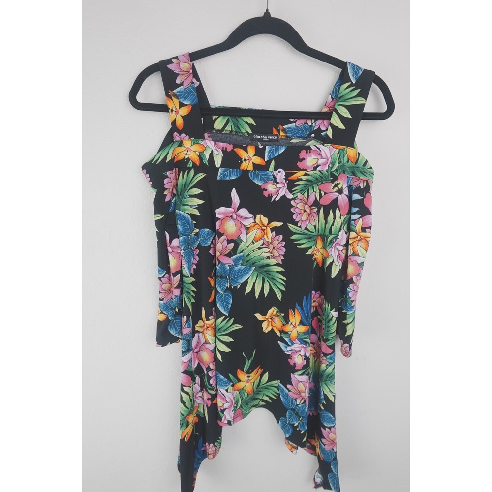 Cha Cha Venteโ Small Peek Shoulder Asymmetrical Hawaiian Print Floral Top Blouse